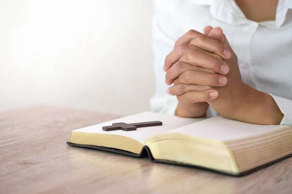 Mani in preghiera su una Sacra Bibbia, spiritualità e religione, Religio — Foto Stock