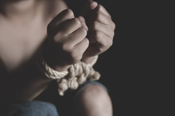 Діти, які є жертвами торгівлі людьми Прив'язаний напад мотузки — стокове фото