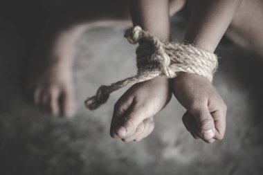 İplerle bağlanmış çocuklar, çocuklara yönelik şiddeti durdurun, İnsan 