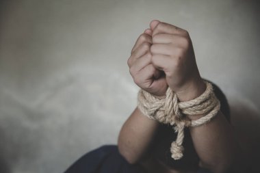 İplerle bağlanmış çocuklar, çocuklara yönelik şiddeti durdurun, İnsan 