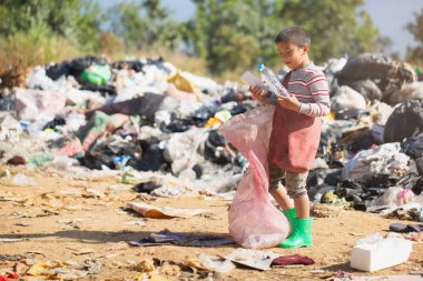 Kötü çocuklar mutlu gülümsüyor çöp toplama yürümek f