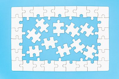 Kopya aralığı ile mavi arka plan üzerinde bitmemiş beyaz bilmece