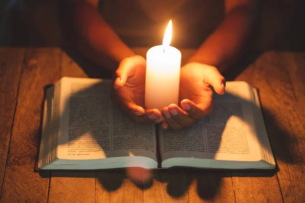 Conceitos religiosos, O jovem orou sobre a Bíblia no roo — Fotografia de Stock