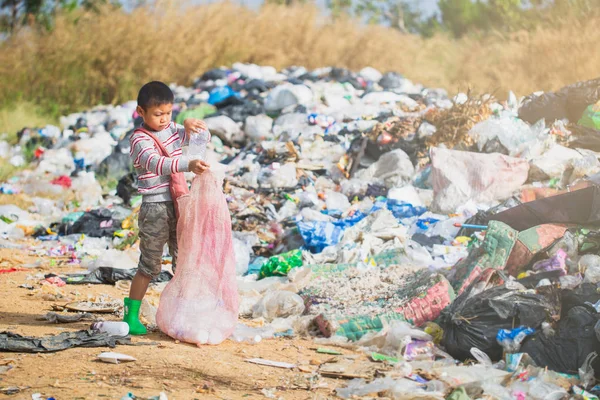 Poor children collect garbage for sale because of poverty, Junk — Stock Photo, Image