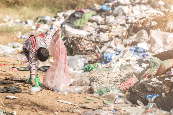 Köyhät lapset keräävät ja lajittelevat jätteitä myyntiin, käsitteet pover — kuvapankkivalokuva
