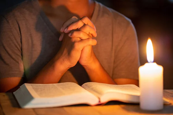 Dini kavramlar, genç adam roo İncil üzerinde dua — Stok fotoğraf