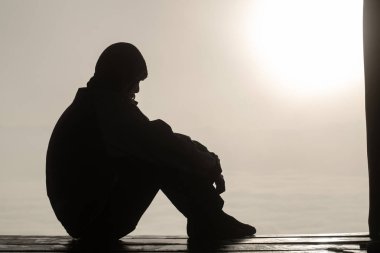 Çalışma altında vurguladı ve depresif adam silüeti 