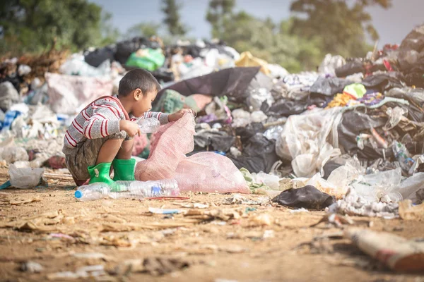 Los niños encuentran chatarra para la venta y los reciclan en vertederos, la l — Foto de Stock