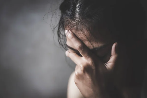 Donne sedute sul pavimento con depressione, problemi familiari , — Foto Stock