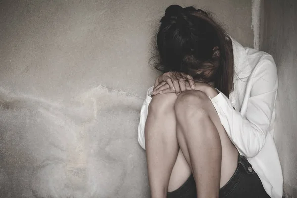 Depressão ou violência doméstica Conceito, imagem em preto e branco — Fotografia de Stock