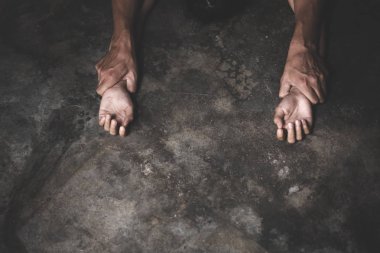 Tecavüz ve cinsel istismar, el için bir kadın elini tutarak erkek eli