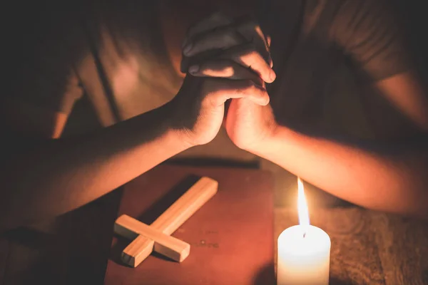 Conceptos religiosos, El joven rezó en la Biblia en el roo — Foto de Stock