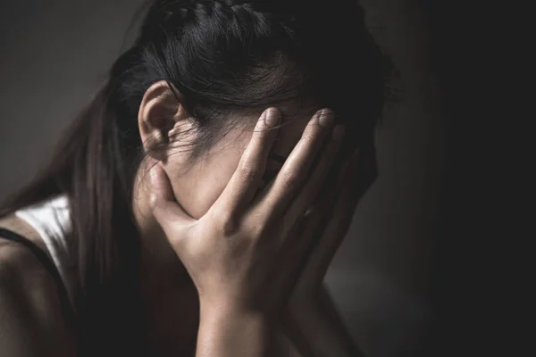 Genç kadın, yerli depresif ve şiddet, dayak ve rap tecavüz