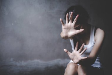 Terk edilmiş bina açısından kadın esaret , Şiddet ve durdurun