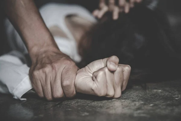 強かんや性的虐待で女性の手を握る男の手。手 — ストック写真