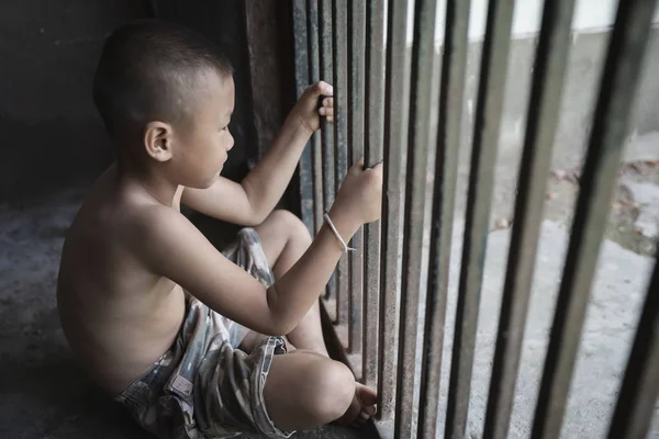 Prisioneiro Infantil Tenta Escapar Da Prisão. Imagem de Stock - Imagem de  infância, sala: 172691801