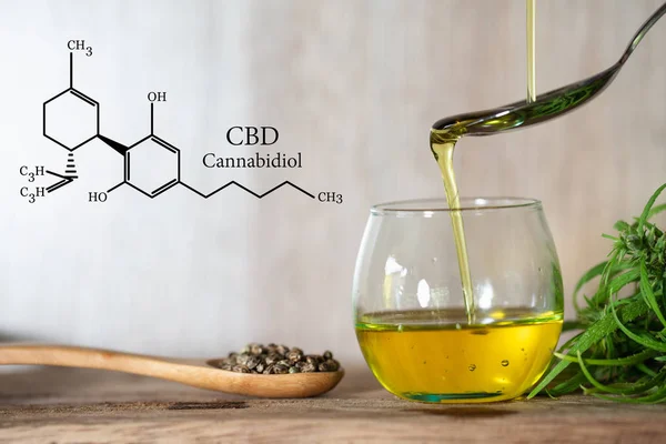 CBD elementen in cannabis, gieten hennepolie in lepel, cannabis — Stockfoto