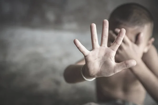 Stoppt Kindergewalt und Kinderhandel. Gewalt gegen Kinder beenden — Stockfoto