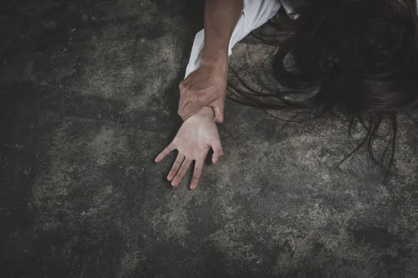 Mão de homem segurando uma mão de mulher por estupro e abuso sexual, Mão — Fotografia de Stock