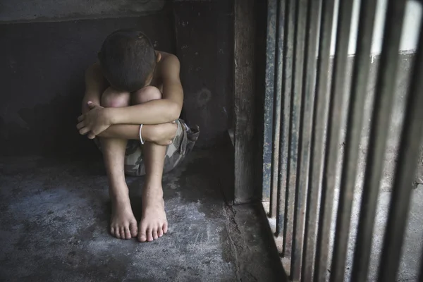 Les enfants sont stressés parce qu'ils sont piégés dans une cage en acier . — Photo