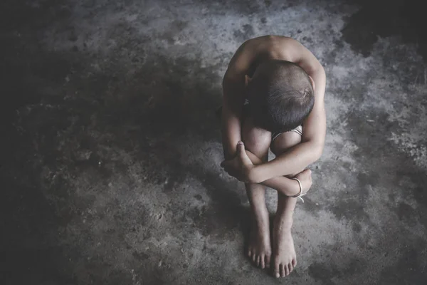 La chica se sentó deprimida en un cuarto oscuro, violencia contra los niños —  Fotos de Stock