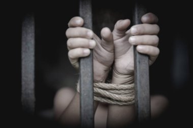 Çocuk bir iple bağlanmış ve bir hücredeydi. Violen'i durdur