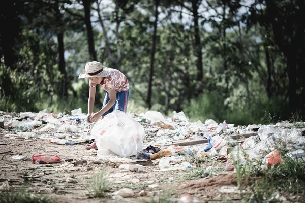 Los niños pobres recogen basura para la venta debido a la pobreza, basura — Foto de Stock