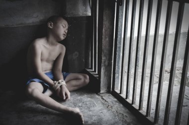 Çocuk bir iple bağlanmış ve bir hücredeydi. Violen'i durdur