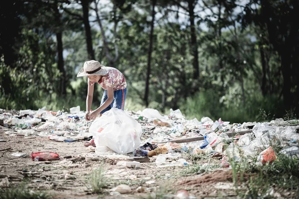 Köyhät lapset keräävät roskia myyntiin köyhyyden vuoksi, Roskat — kuvapankkivalokuva