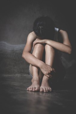 Genç kadın şiddetli bir depresyon muzdarip, Yurtiçi violenc