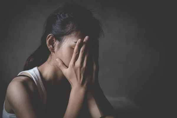 Ofiary gwałtu rozpaczy czeka na pomoc, Przestań molestowanie seksualne i — Zdjęcie stockowe