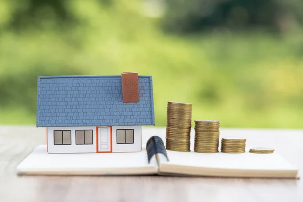Begreppet spara pengar för huset, besparingar pengar för köpa hus en — Stockfoto