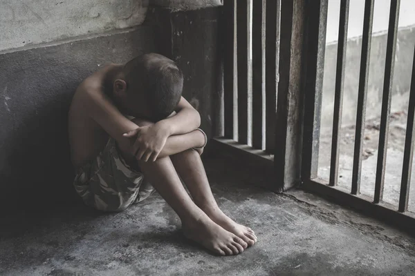 Upphöra med att missbruka våldet. skräckslagen, ett fruktansvärt barn, barn Vio — Stockfoto