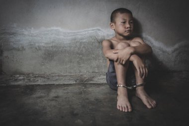 İnsan kaçakçılığı sürecinin kurbanları olan ve 