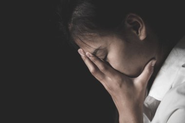 Genç kadın, yerli depresif ve şiddet, dayak ve rap tecavüz