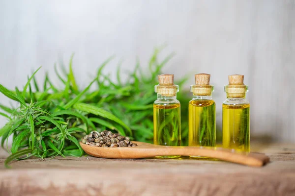 Cannabis Cbd olie hennep producten, cannabis olie extracten in potten, m — Stockfoto