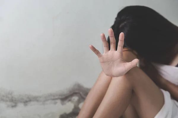 Woman raised her hand for dissuade, campaign stop violence again — Stock Photo, Image