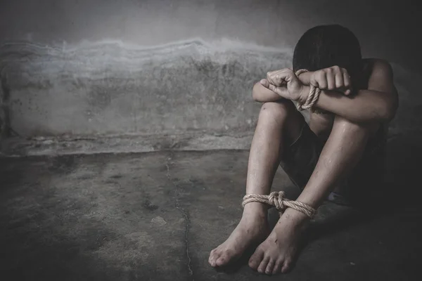 Criança que é vítima do processo de tráfico de seres humanos e tem — Fotografia de Stock