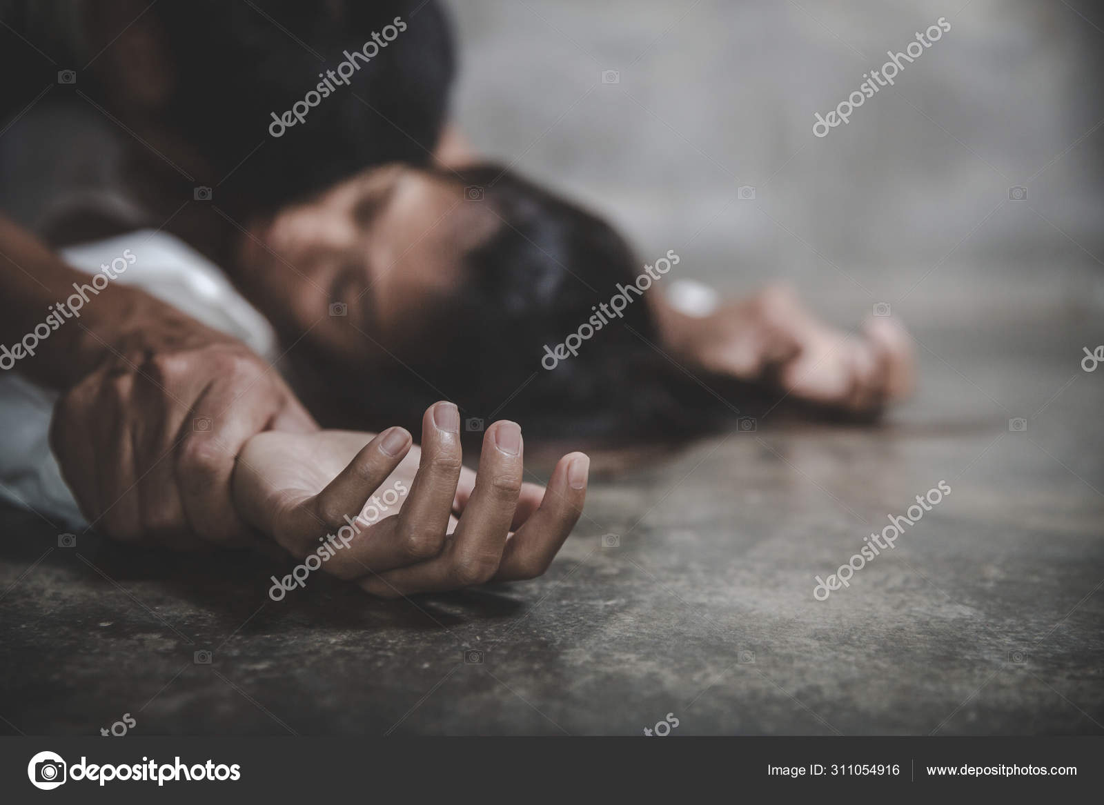 男子的手牵着女人的手进行强奸和性虐待 图库照片 C Tinnakorn 男子的手牵着女人的手进行强奸和性虐待 图库照片 C Tinnakorn