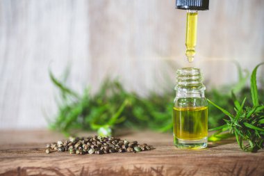 Ahşap masa üzerinde Cbd Kenevir yağı, marihuana bitki ve kenevir yağı, 