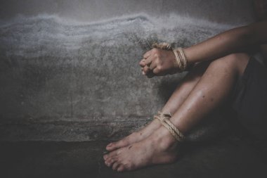 umutsuz çocuk elleri bağlı halat ile birlikte, insan ticareti,