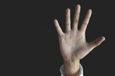 kadın cissuade için elini kaldırdı, Cinsel istismar ve tecavüz C durdurun