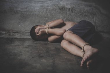 Çocuk terk edilmiş evde, Stop viol köşesinde bağlıydı