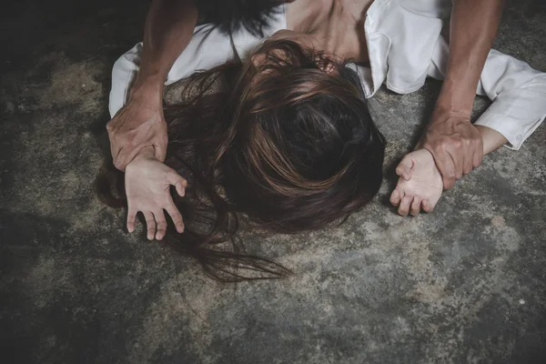 Zbliżenie na ręce człowieka, trzymając się za ręce Kobieta, rzepaku i seksualne — Zdjęcie stockowe