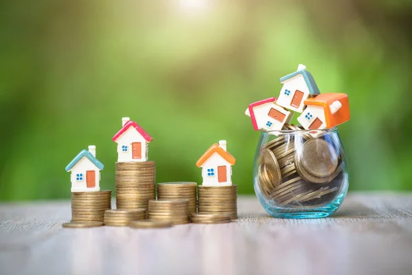 Ahorro de dinero para bienes raíces con la compra de una nueva casa y préstamo. Ch — Foto de Stock