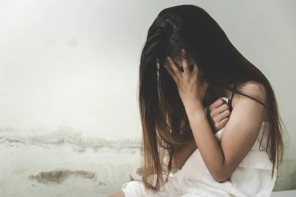 Gadis cantik yang duduk di lantai sambil menangis, masalah keluarga — Stok Foto