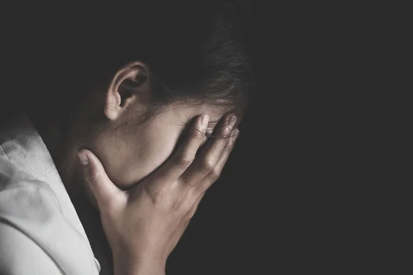 Een vrouw huilt met haar handen op haar gezicht geïsoleerd op een zwarte b — Stockfoto