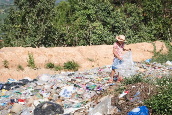 Los niños encuentran chatarra para la venta y los reciclan en vertederos, el — Foto de Stock