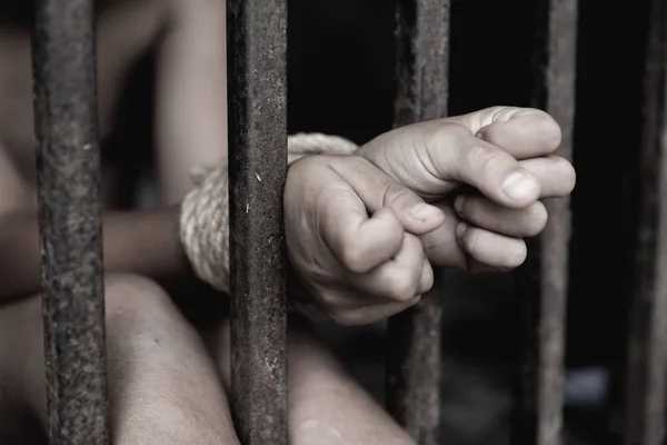 Mains d'enfant désespérées liées par la corde, la traite des êtres humains , — Photo