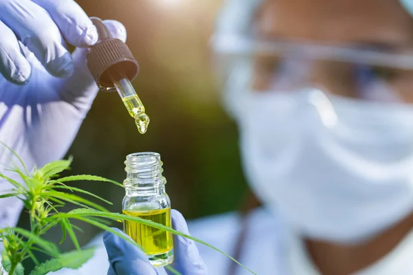 Wissenschaftlerporträt mit Maske, Brille und Handschuhen beim Forschen — Stockfoto